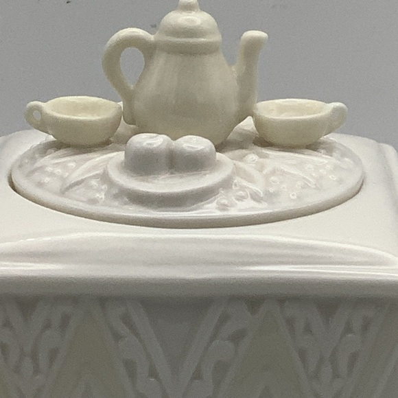 Lenox Butler’s Pantry White Teacart Shaped Teapot - Picture 4 of 15